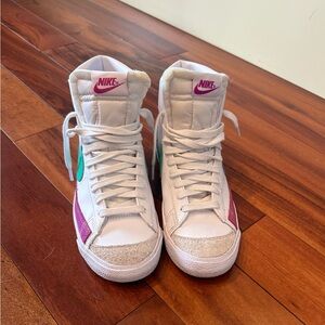 Size 7.5 Nike women’s sneakers.